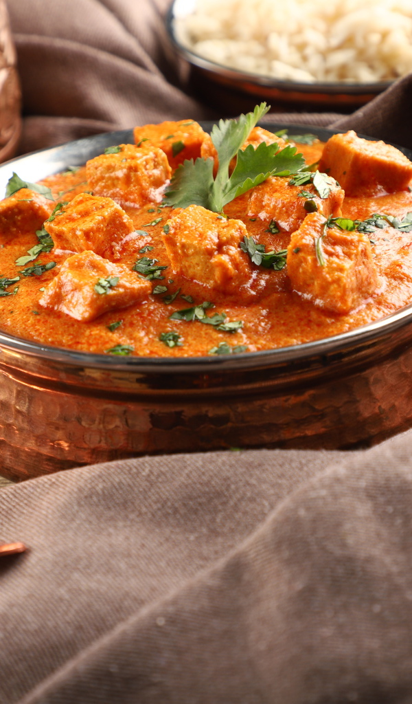 Блюдо индийской кухни Шахи панир на столе 