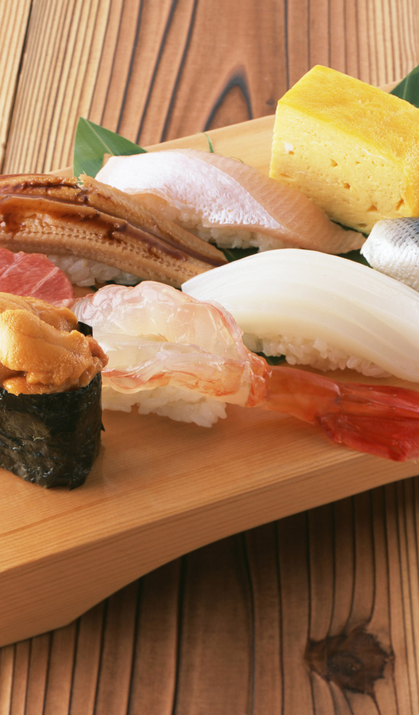 Японское блюдо на деревянной доске