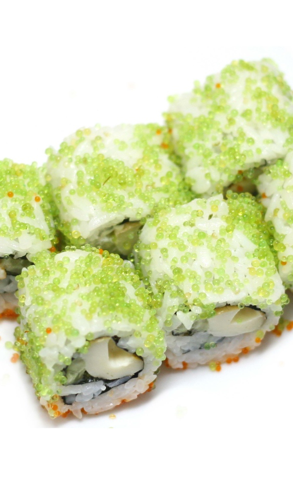 Японские суши с икрой на белом фоне 