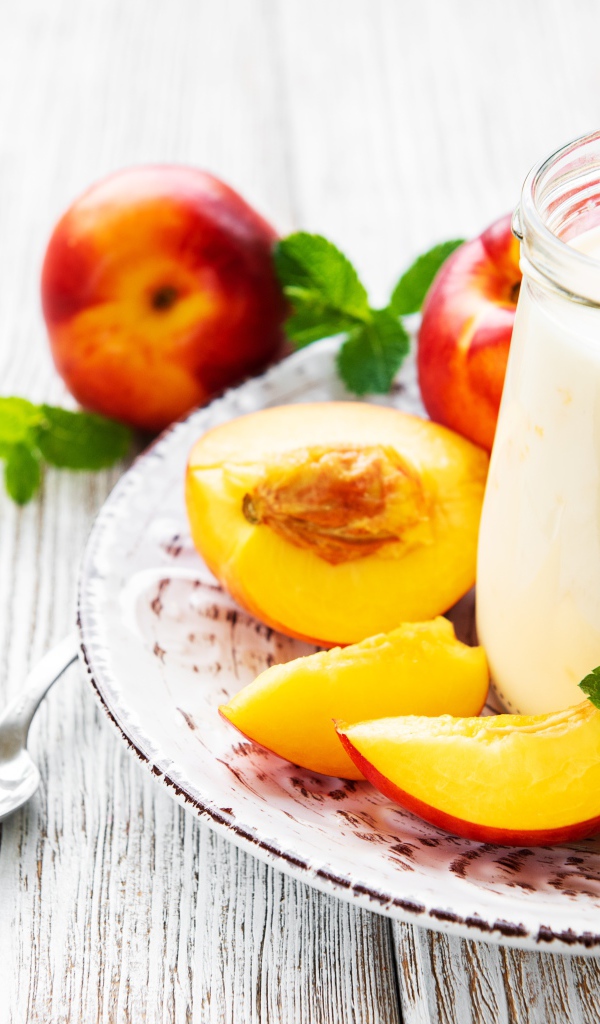 Кефир в банке на столе с нектарином