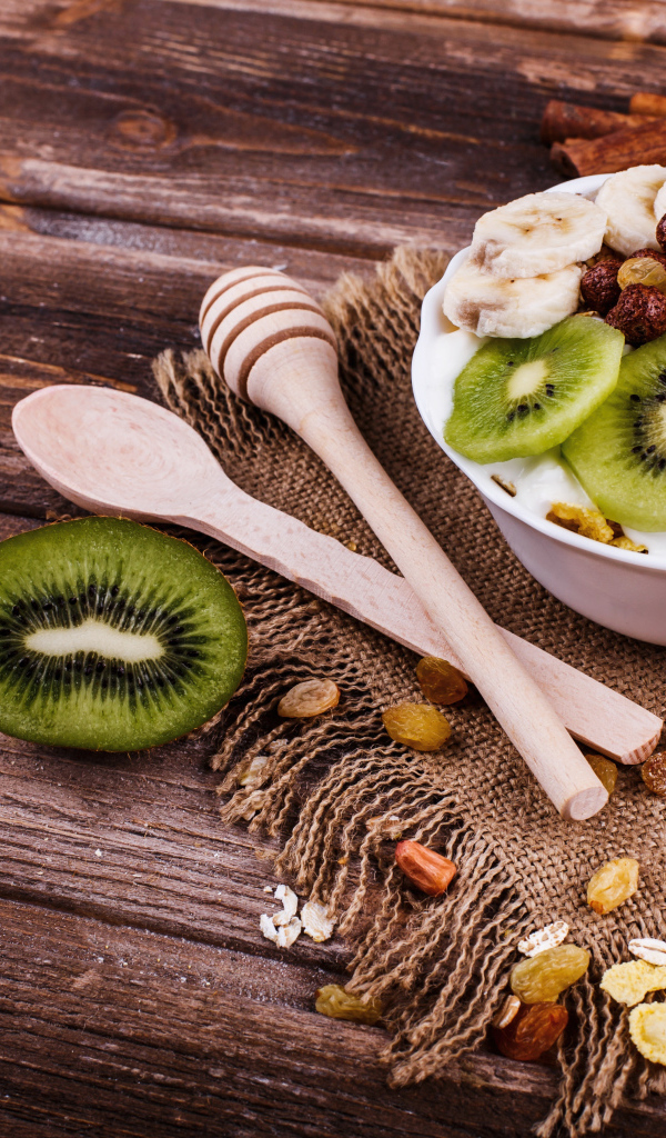 Мюсли с бананами и киви на столе 