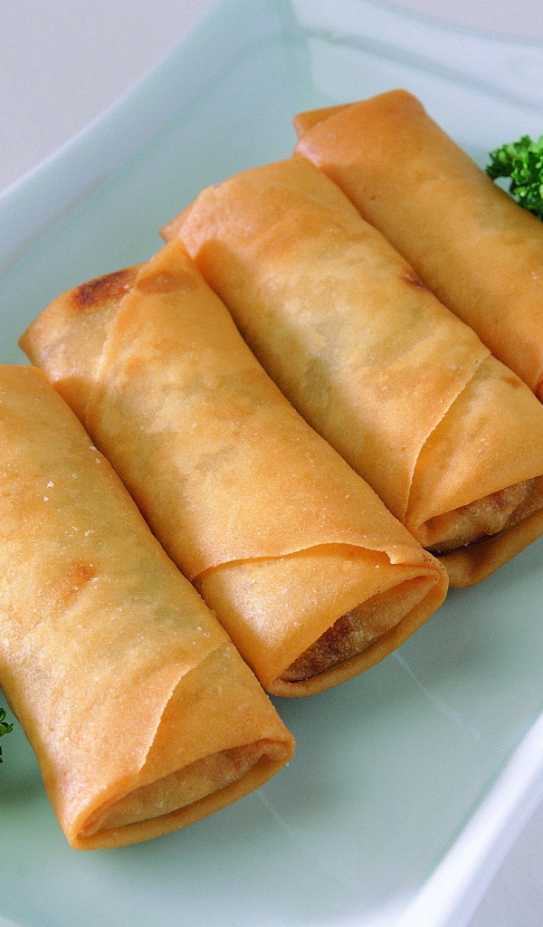 Блины на тарелке с петрушкой и помидорами