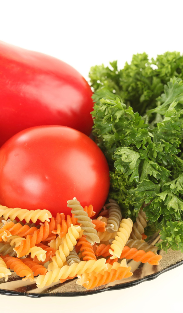 Тарелка с макаронами, красным перцем, помидором, шампиньоном и зеленью петрушки