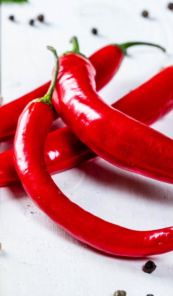 Стручки красного острого перца на столе