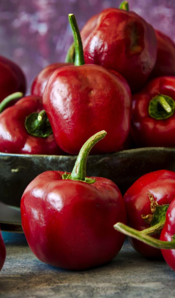 Красный болгарский перец на столе