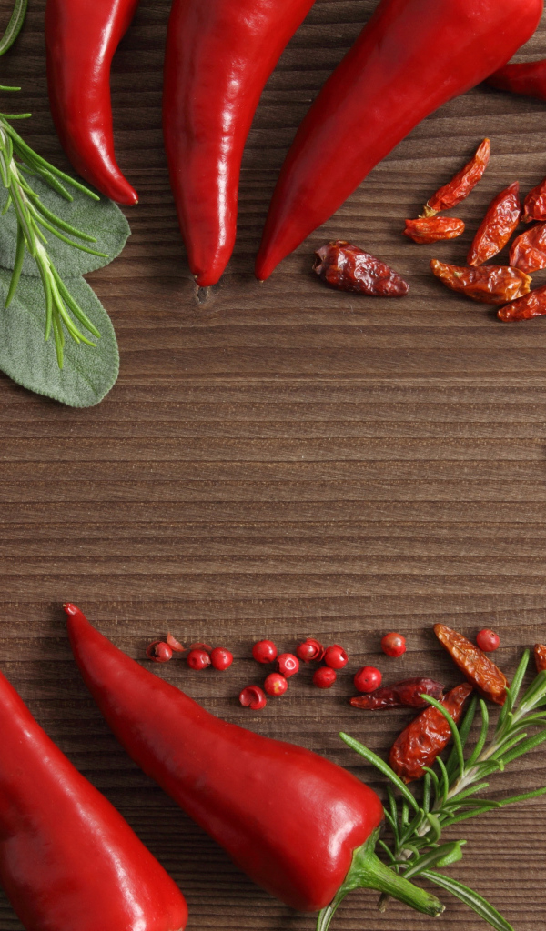 Красный перец с чесноком на деревянном столе
