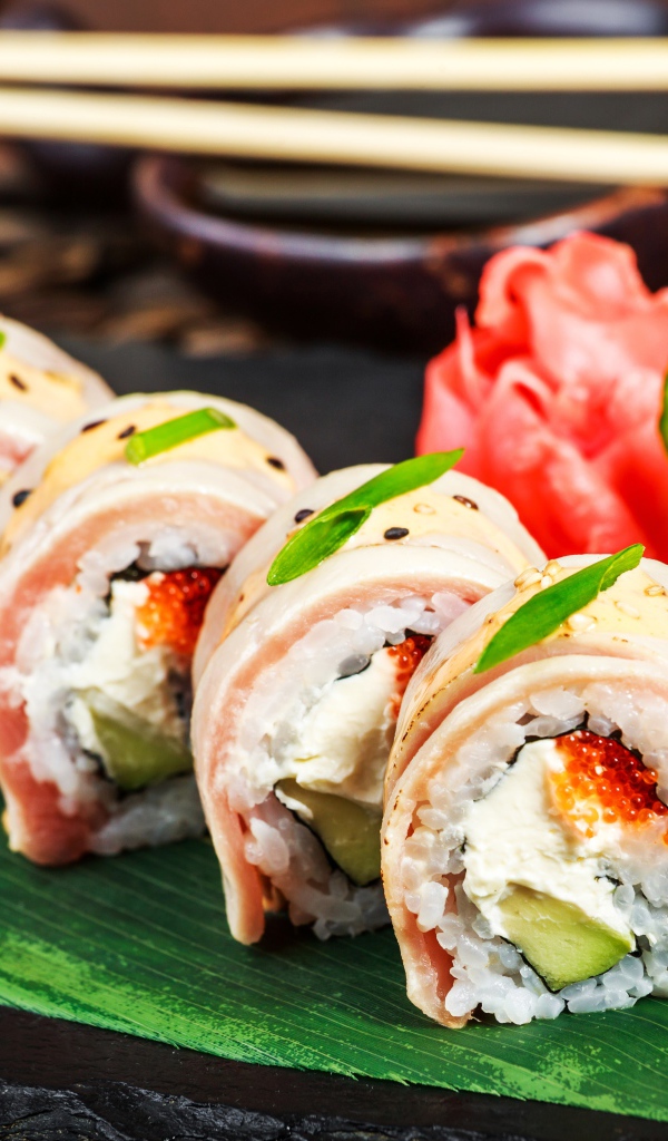 Роллы на тарелке с имбирем и соусом васаби