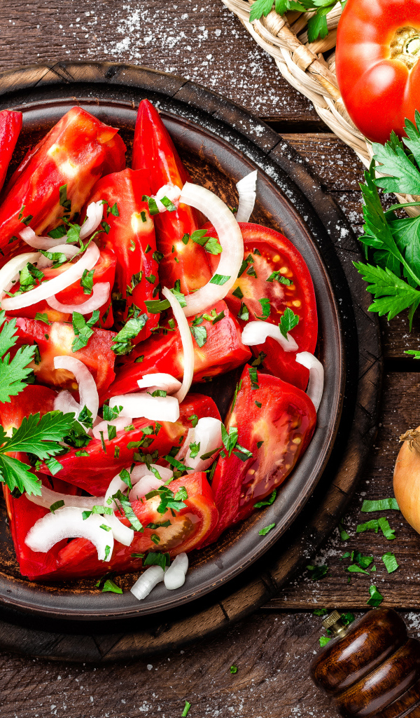 Салат из красных помидор с луком и петрушкой 