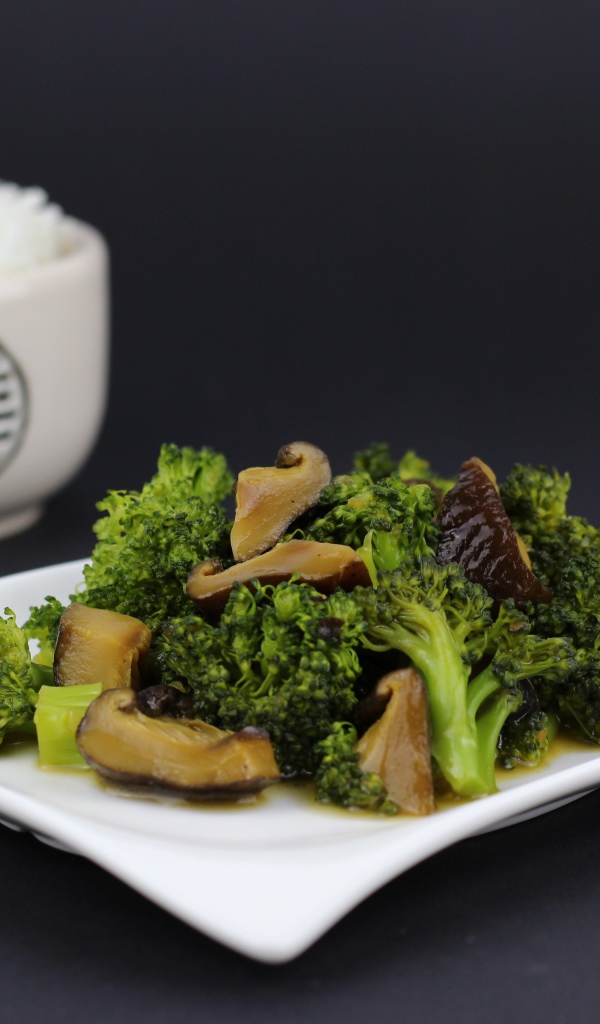 Салат с брокколи и грибами на сером фоне с рисом