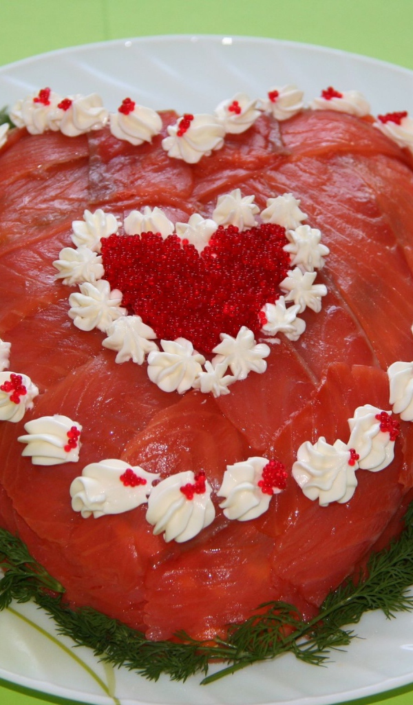Салат с красной рыбой в форме сердца 