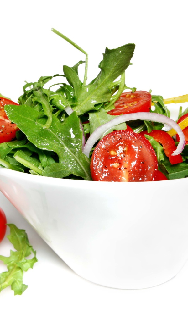 Салат с помидорами и рукколой на белом фоне