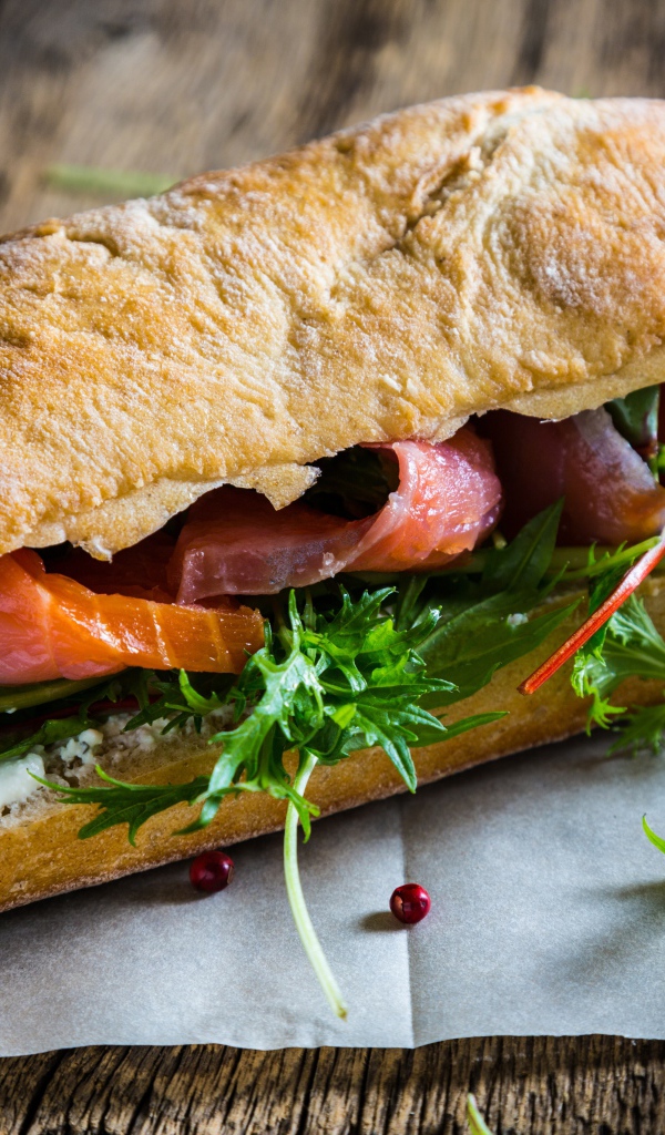 Сендвич с зеленью и красной рыбой 