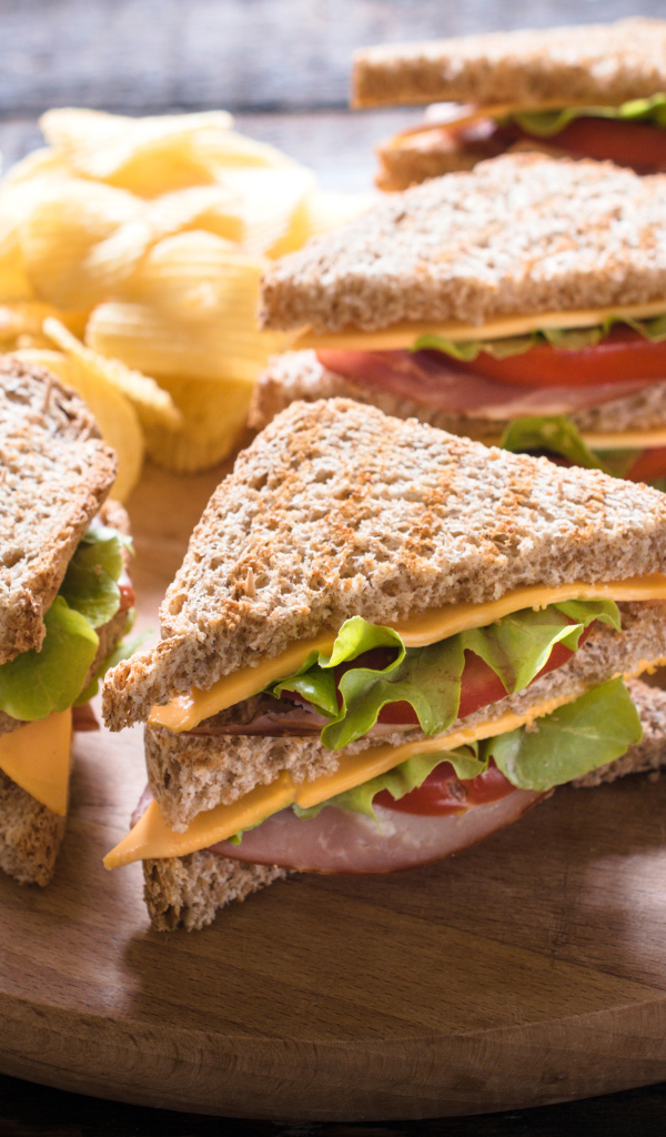 Сэндвичи на деревянной доске с оливками