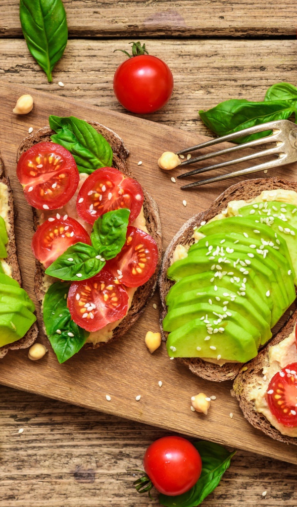 Бутерброды с овощами на деревянной доске 