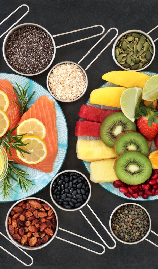 Семена, рыба, ягоды и фрукты на столе вид сверху