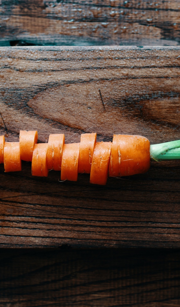 Нарезанная морковь на деревянной доске