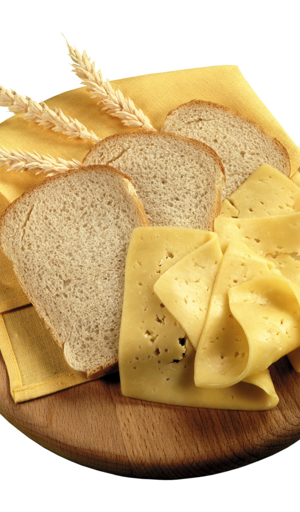 Куски хлеба на разделочной доске с сыром 