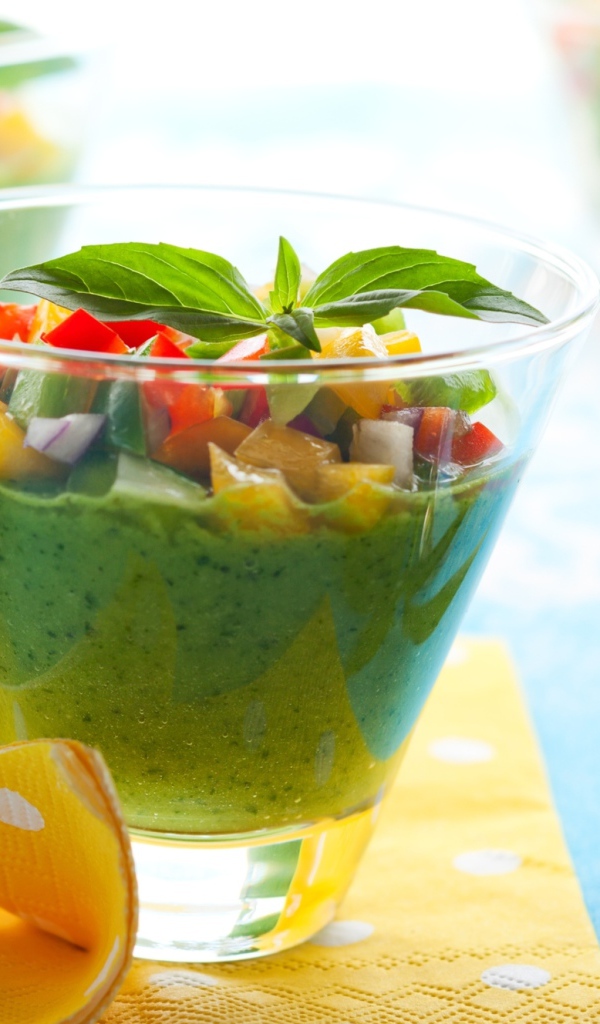 Смузи с овощами в стаканах на столе