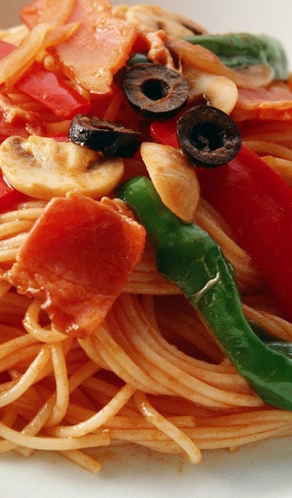 Спагетти с болгарским перцем, беконом и грибами 