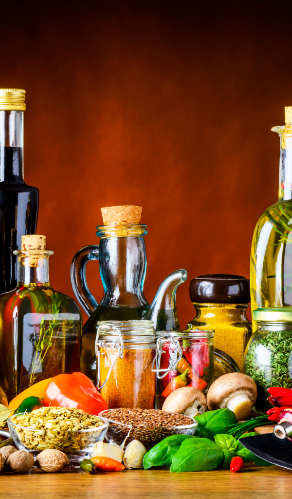 Специи, зелень и масла на столе 