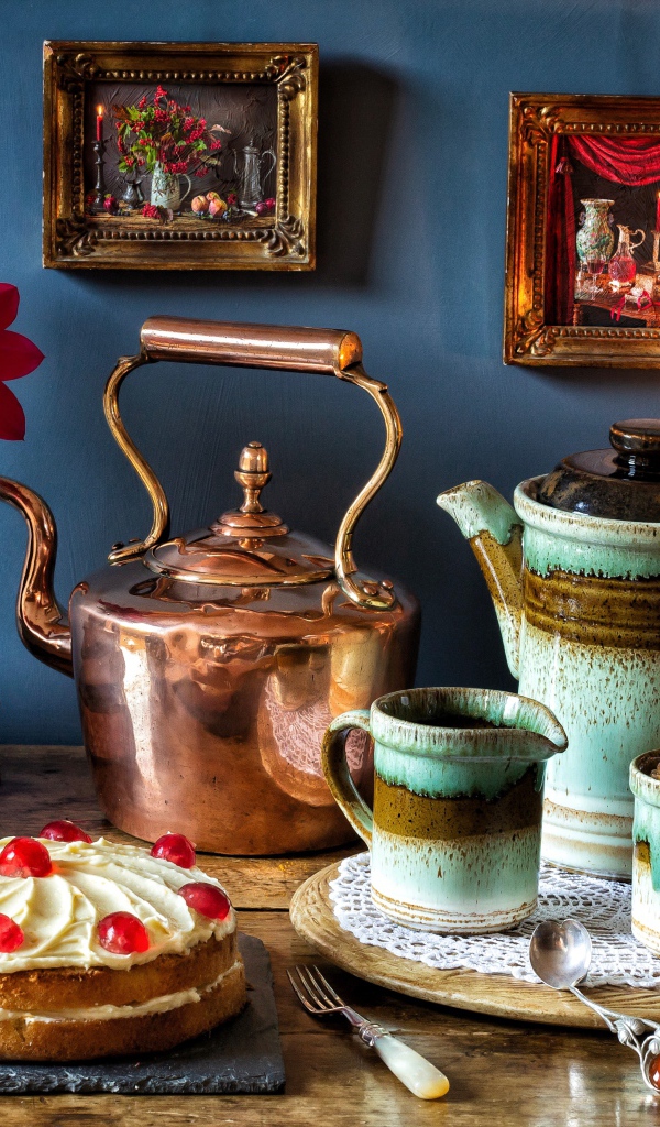 Натюрморт на столе с керосиновой лампой 