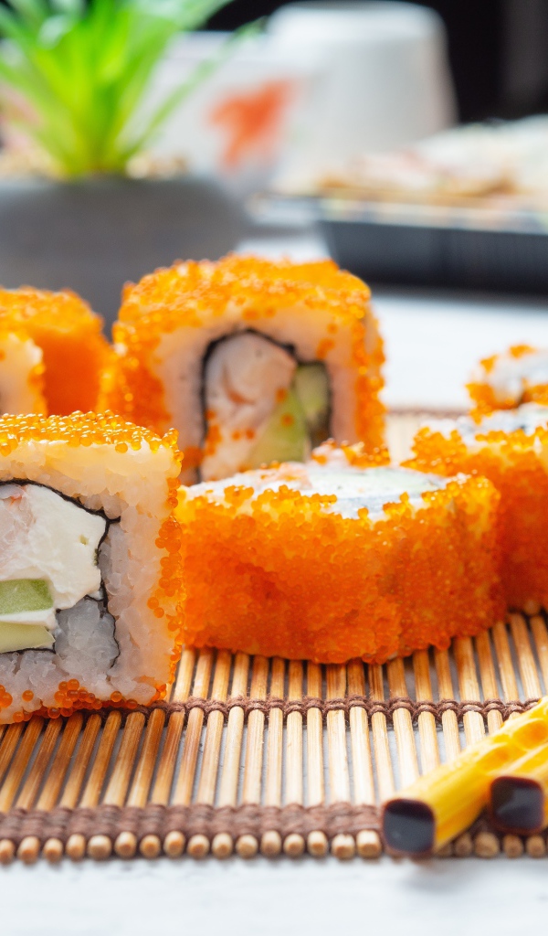 Суши с икрой на салфетке с палочками