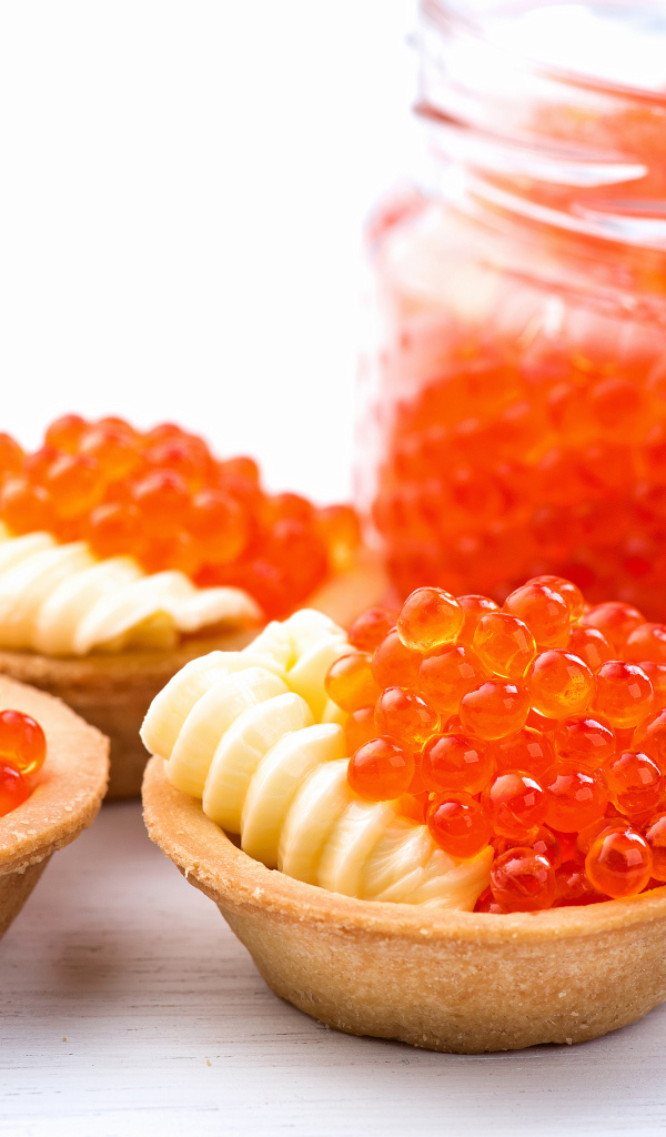 Тарталетки с сыром и красной икрой на столе