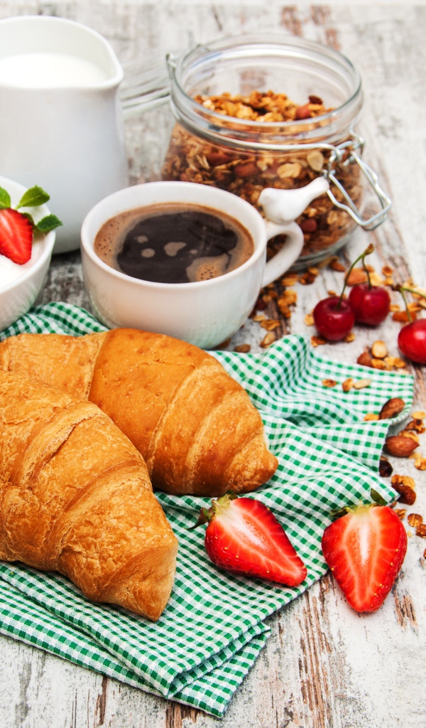 Вкусный завтрак со свежими круассанами на столе