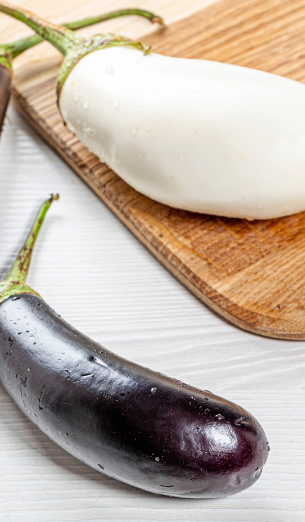 Три мокрых синеньких лежат на разделочной доске