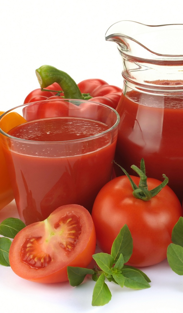 Томатный сок на белом фоне с болгарским перцем, красными помидорами и базиликом