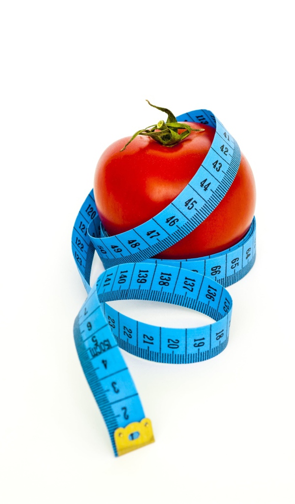 Помидор с голубым сантиметром на белом фоне