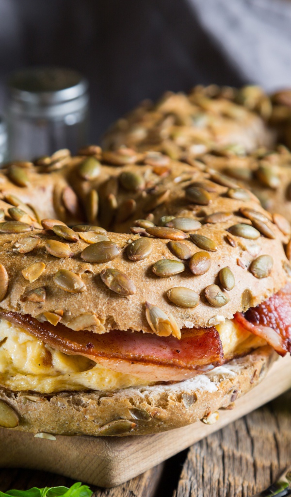 Два гамбургера с мясом и булочкой