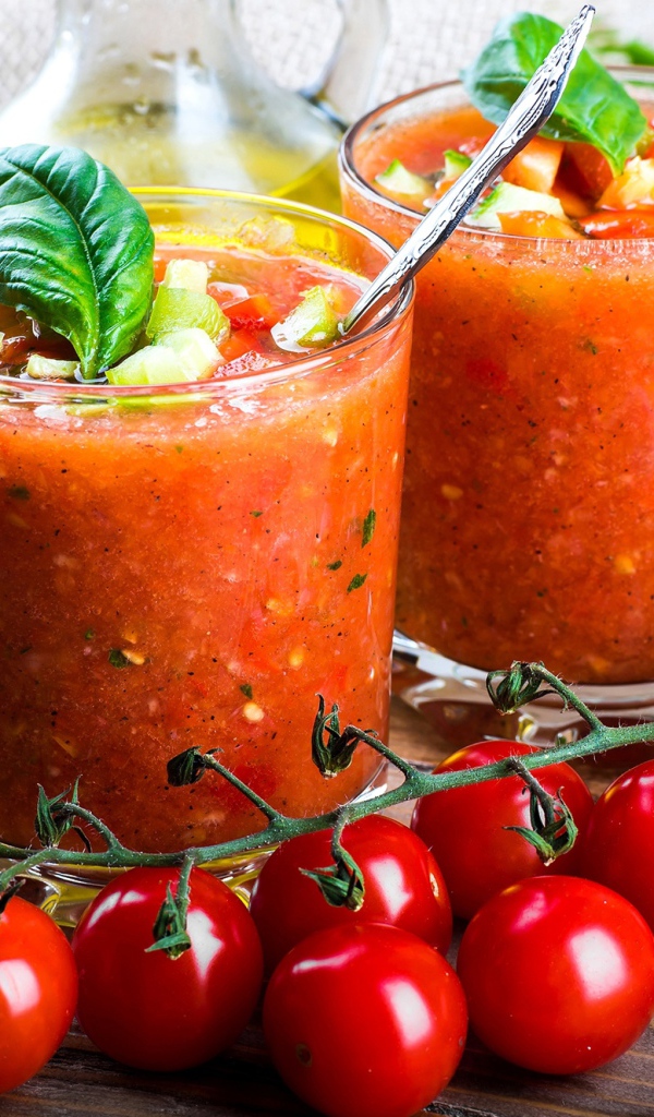 Овощные смузи в стаканах на столе с овощами 