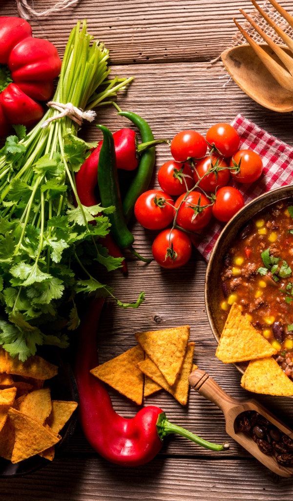 Овощной суп на столе с овощами и зеленью 