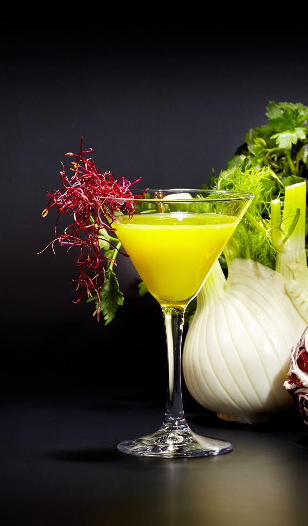 Овощи с зеленью на сером фоне с коктейлем 