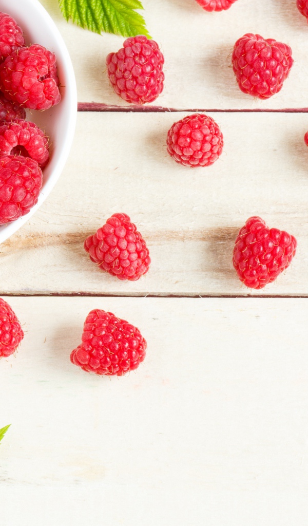 Аппетитные сочные красные ягоды спелой малины