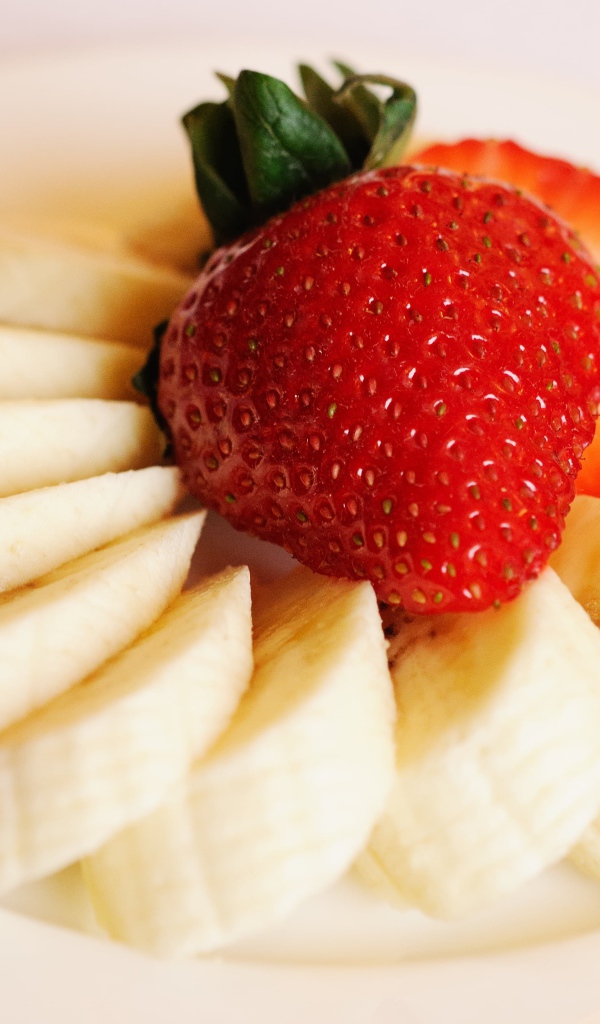 Бананы кусочками с ягодой клубники 