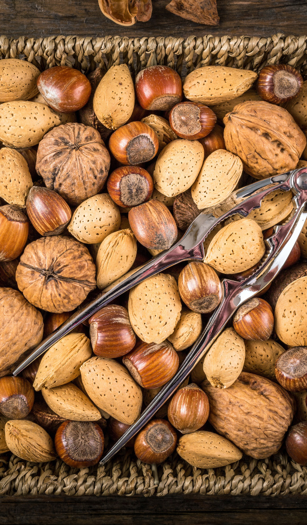 Корзина с разными орехами на столе