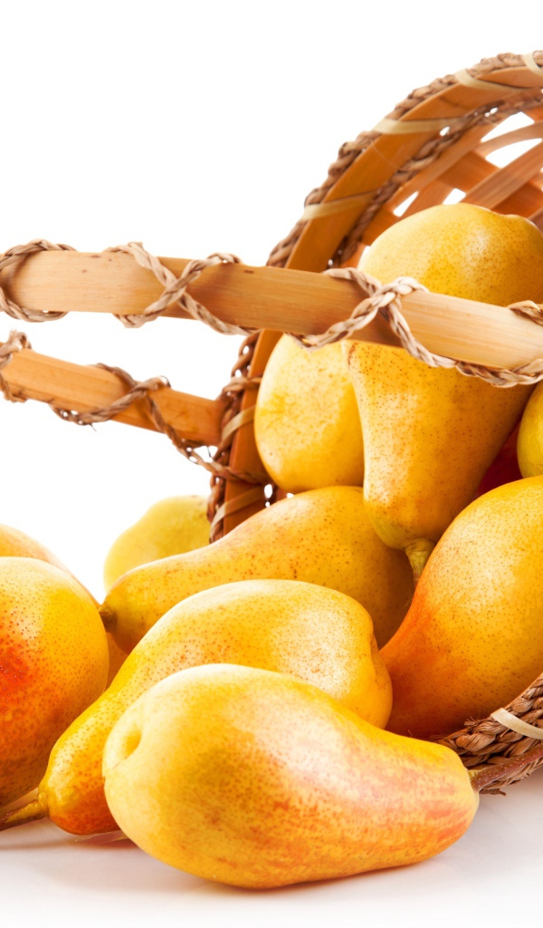 Красивые аппетитные желтые груши в корзине на белом фоне