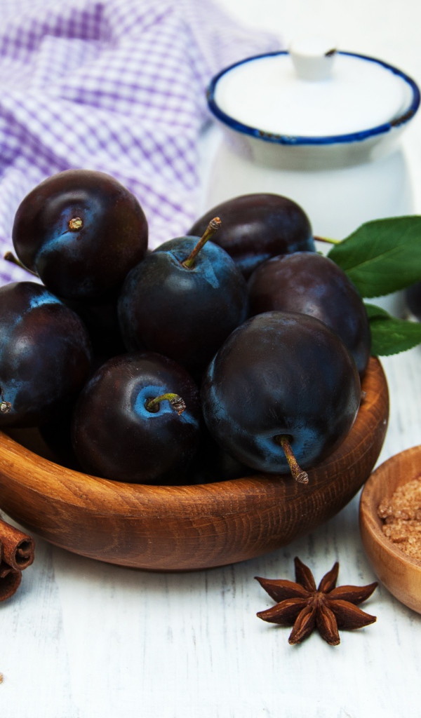 Синие сливы на столе с корицей и бадьяном
