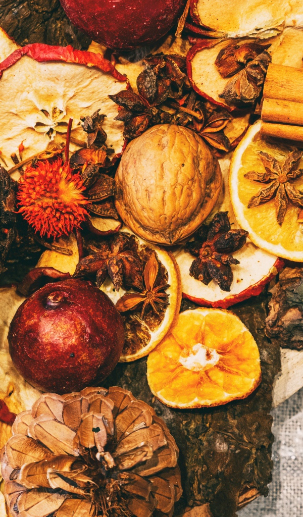 Сухофрукты, орехи и еловые шишки на столе