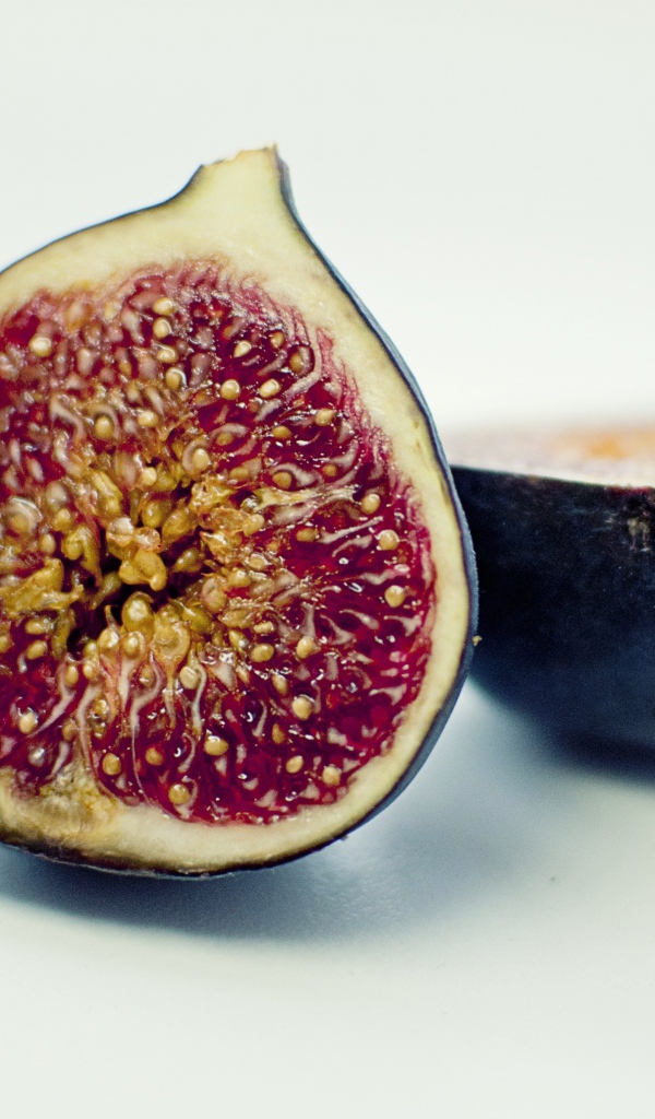 Плод инжира на белом фоне