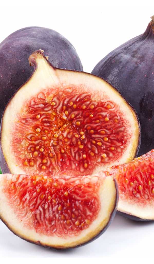 Плоды инжира на белом фоне крупным планом