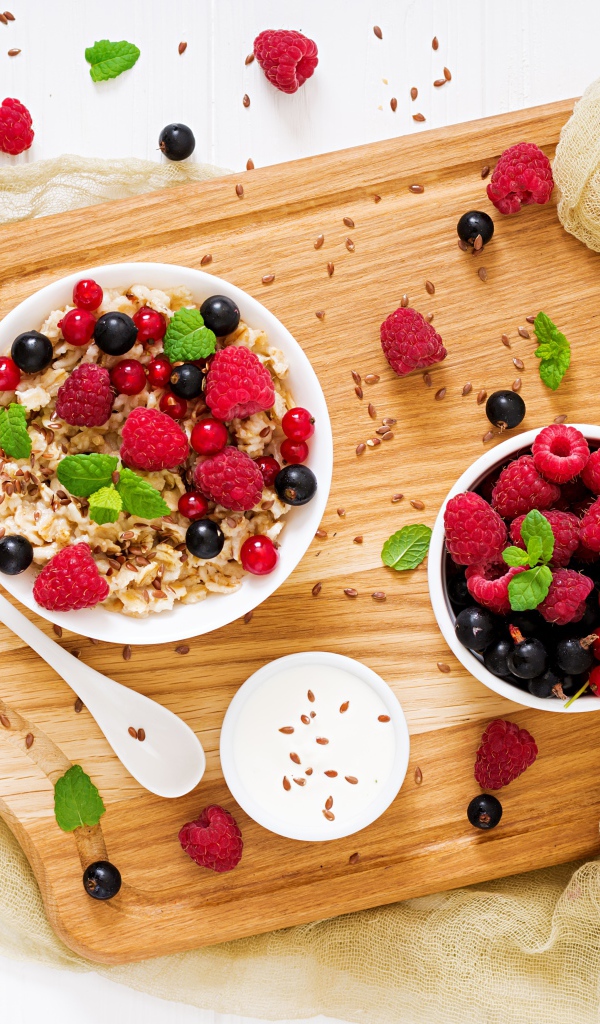 Хлопья на разделочной доске с ягодами 