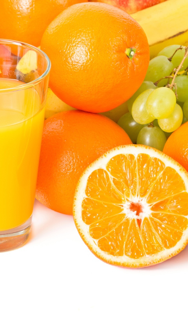 Свежие сочные фрукты на белом фоне со стаканом сока