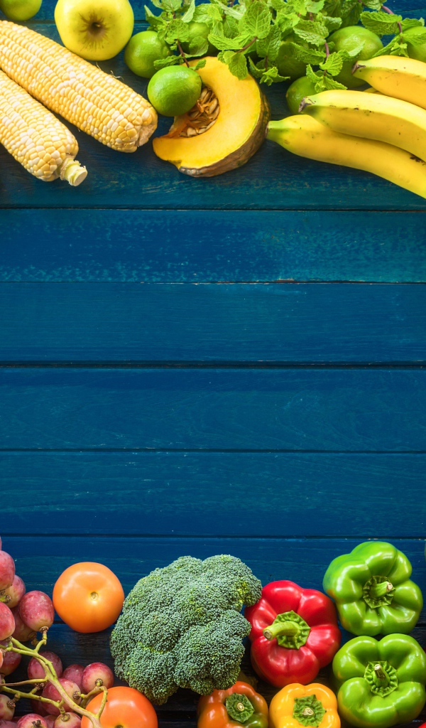 Фрукты, ягоды и овощи на голубом фоне