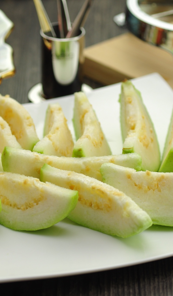 Кусочки плода гуава на белой тарелке