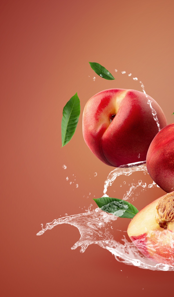 Нектарин в воде на розовом фоне