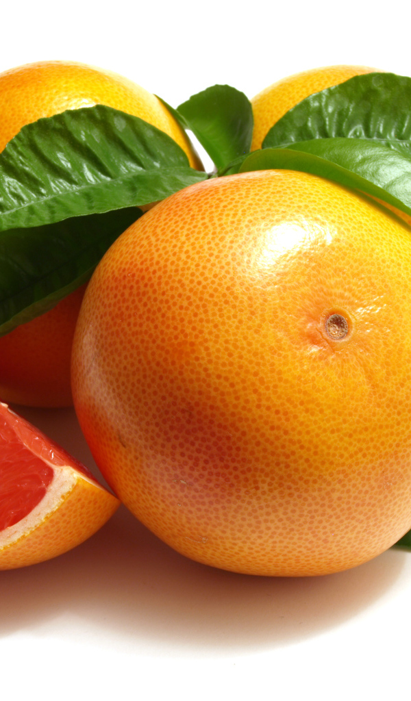 Оранжевые грейпфруты на белом фоне