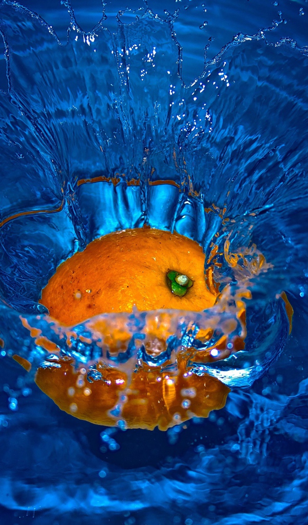 Оранжевый апельсин упал в воду 